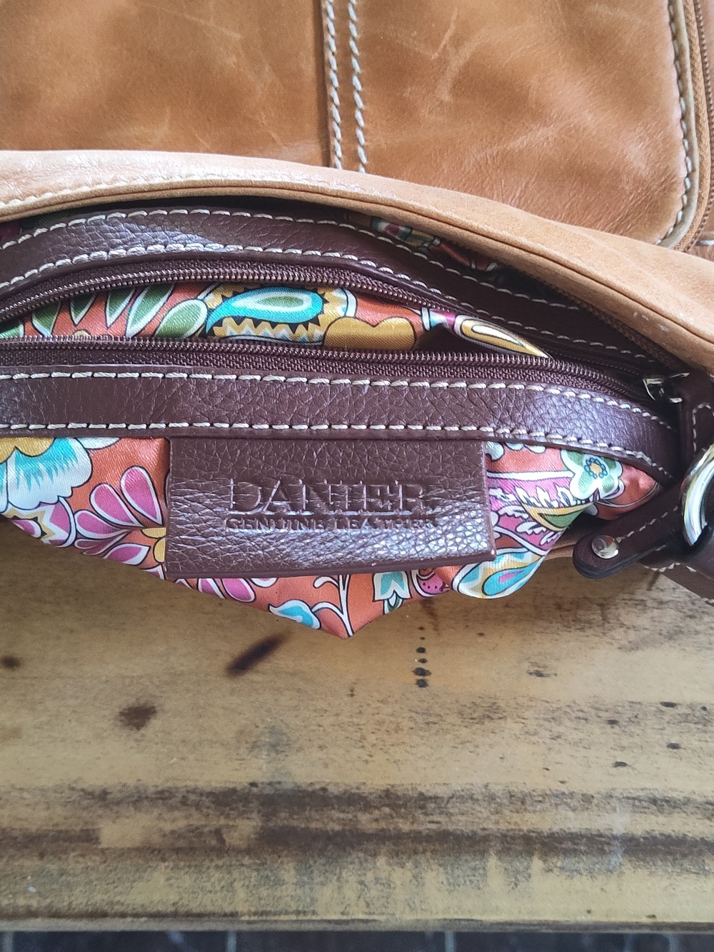 Vintage Danier Tan Leather Crossbody with Front Zip Pocket - Picture 5 of 7